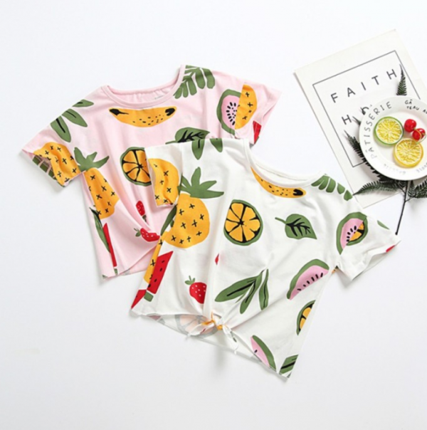 Kaos dengan print gambar buah-buahan